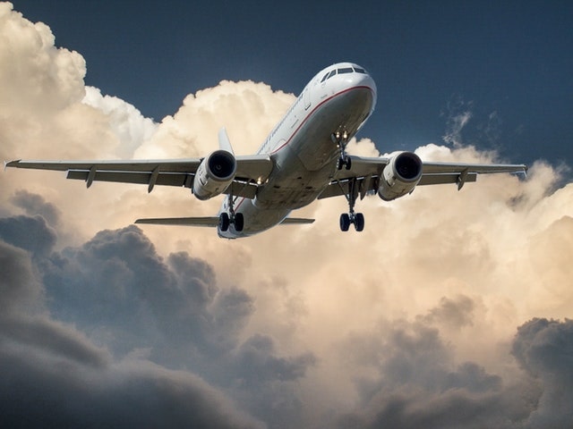 Helfen Sie Ihrem Unternehmen, ein grünes Flugzeug in Wolken zu werden