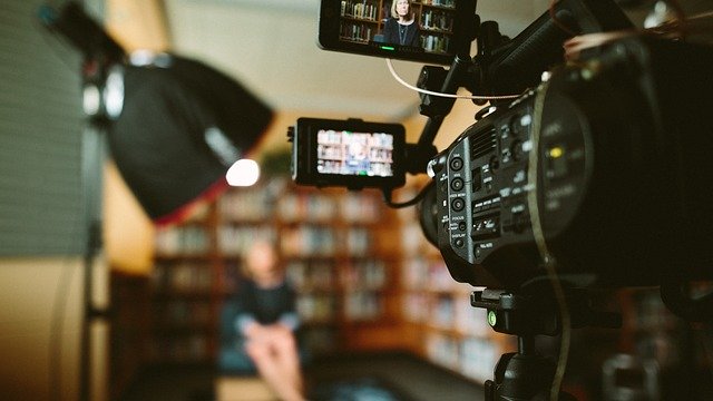 Videocamera che registra un soggetto in lontananza