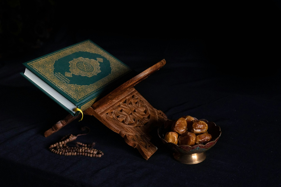 صورة تمر بجانب القرآن الكريم