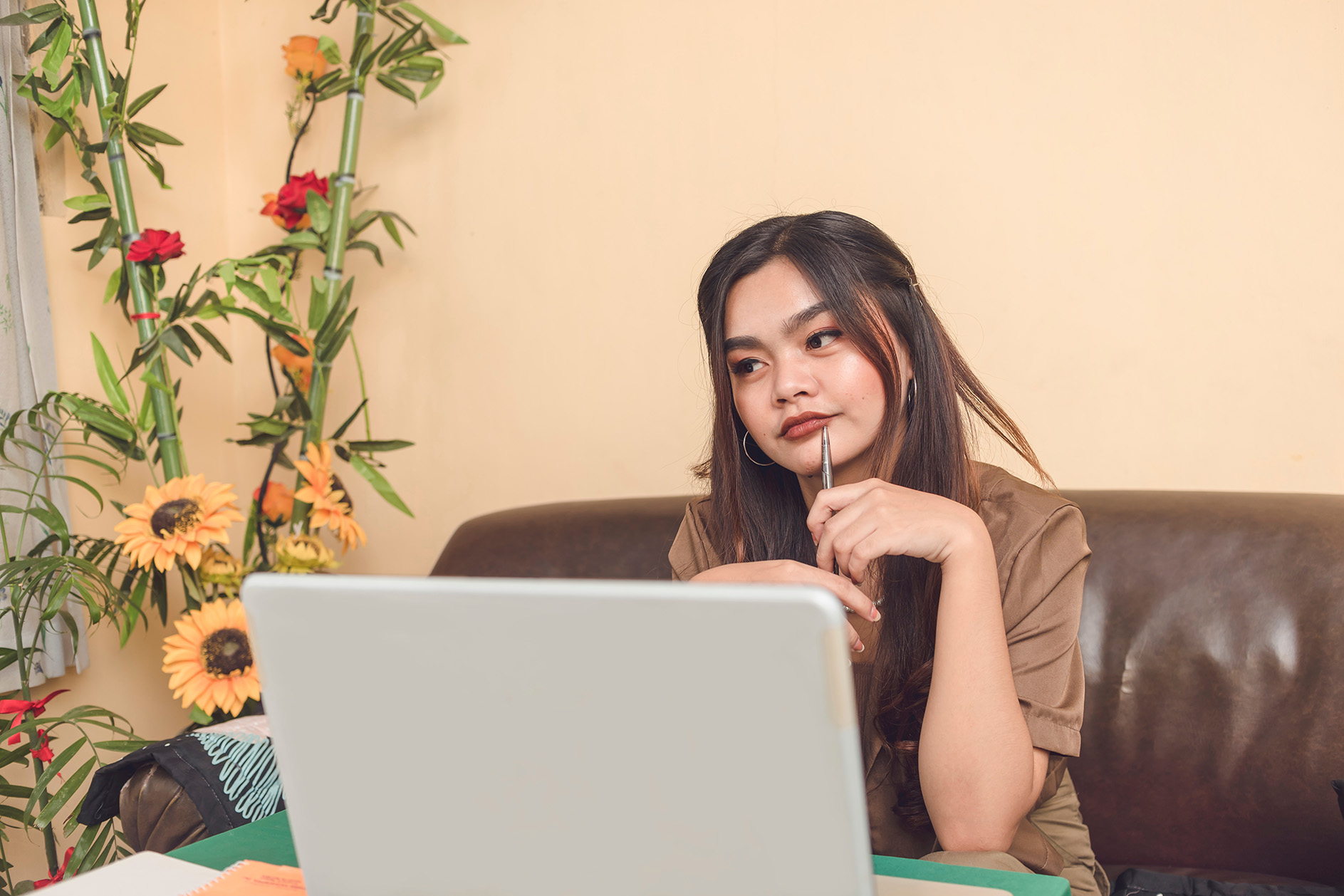 Filipino blogger thinking of a topic