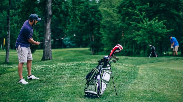 Personas Man Golfing