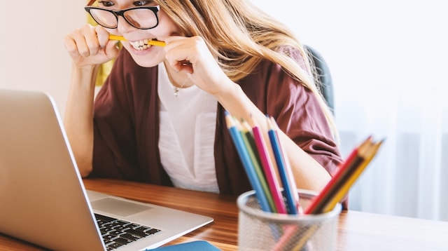 Personas Woman at Laptop Looking Stressed