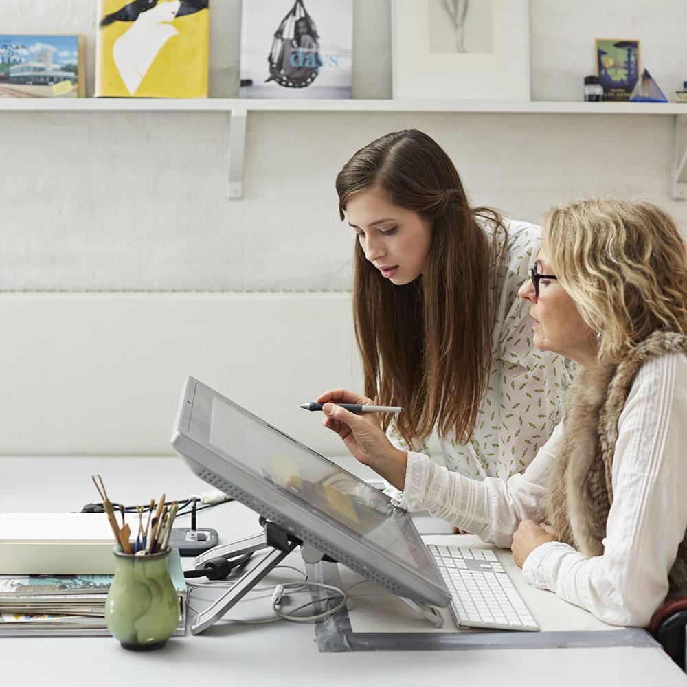 duas mulheres trabalham no computador