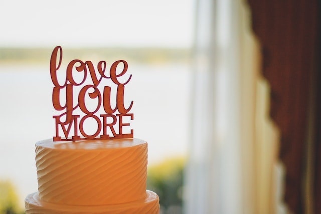 Cake bearing the words Love you more