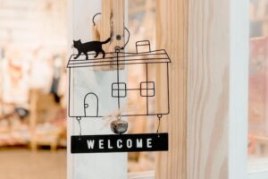 Welcome sign with cat design