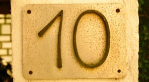 Yellow number 10 address tile