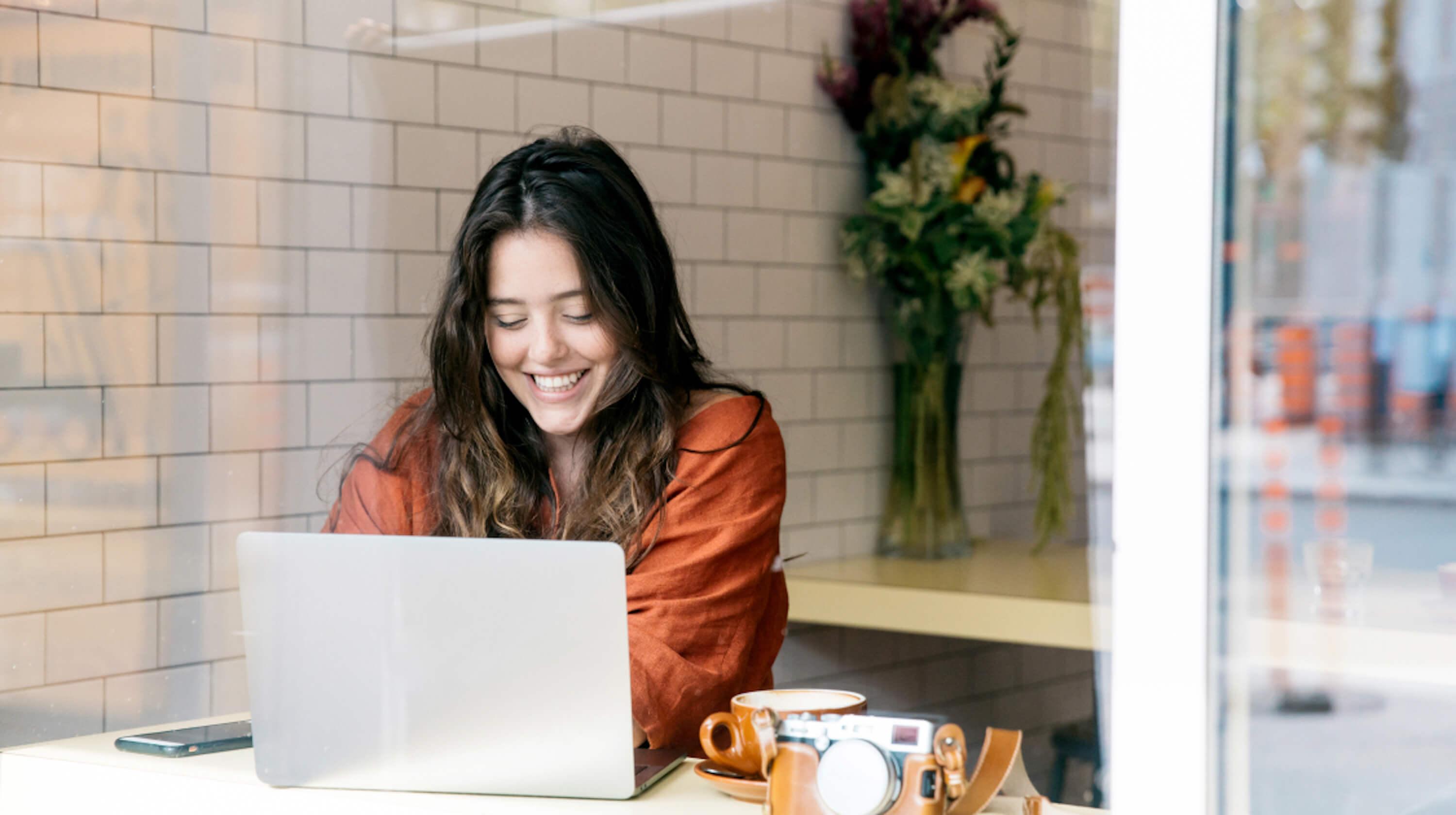 Titelmotiv_-_KI im Einsatz-Umfrage-GoDaddy