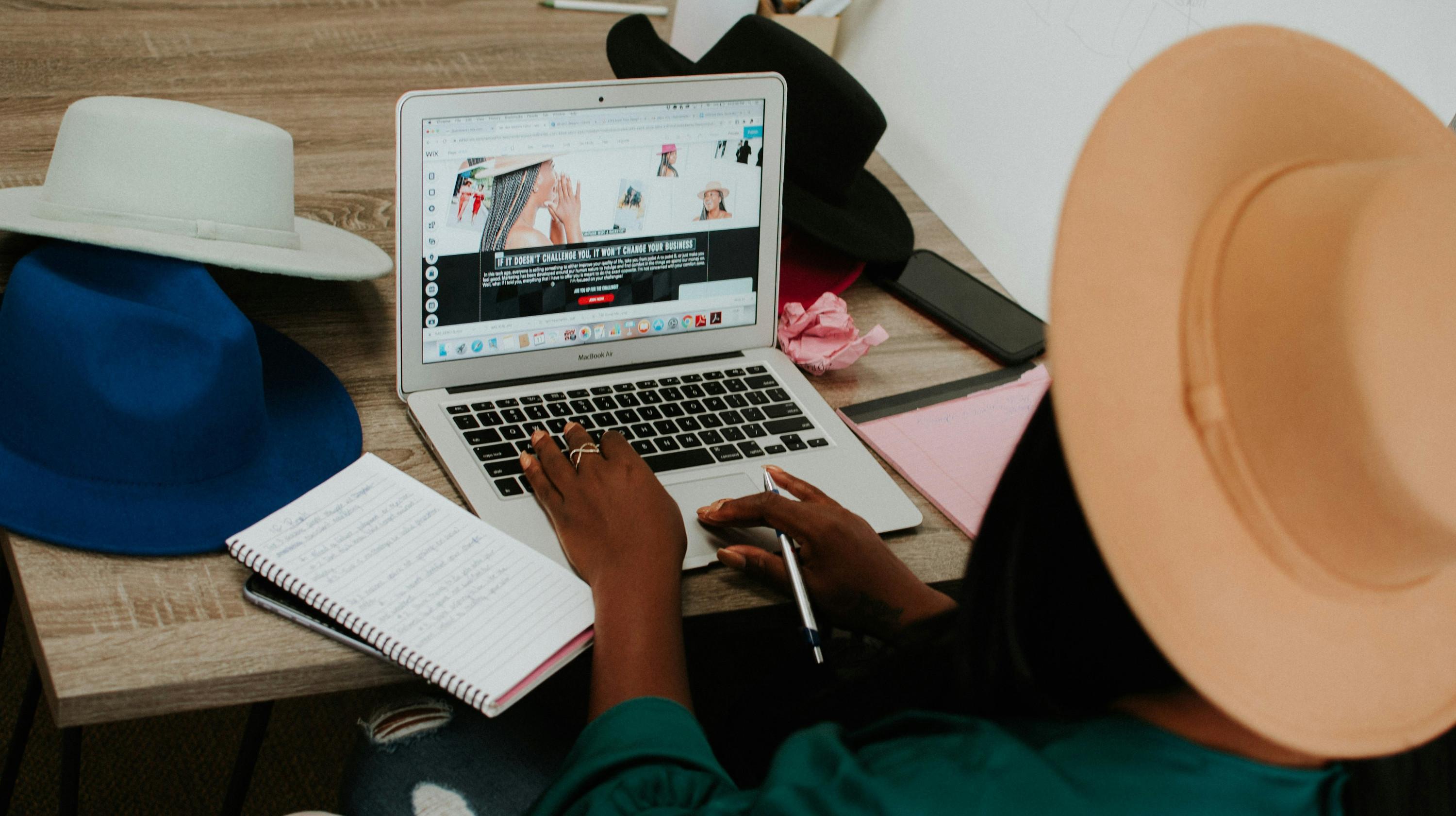 Titelmotiv des Blogartikels zum Thema: Eigene Freelancer-Website mit WordPress erstellen: die besten Tipps