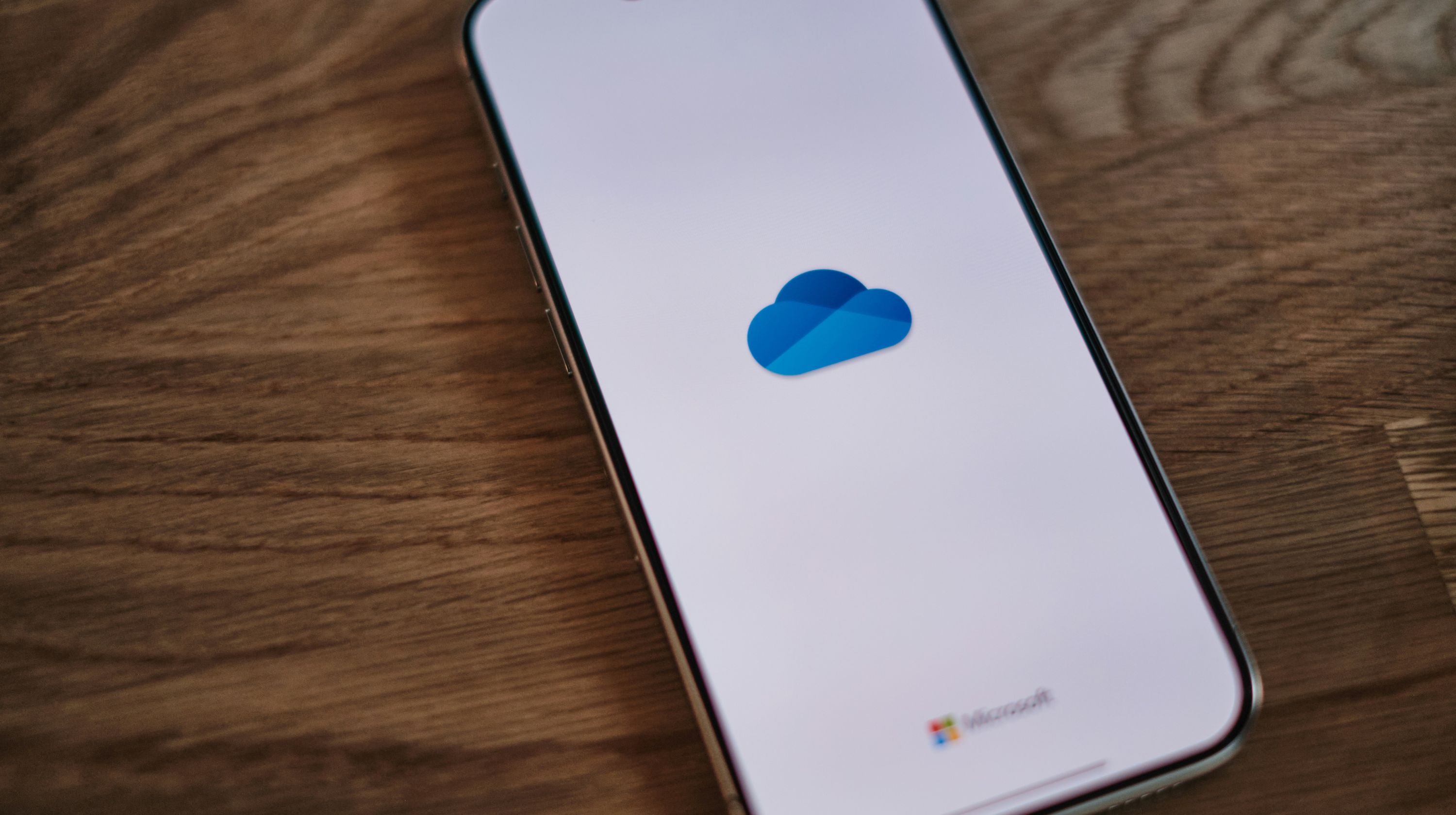 Titelmotiv des Blogartikels zum Thema: OneDrive nutzen: So speicherst und teilst du deine Dateien in der Cloud