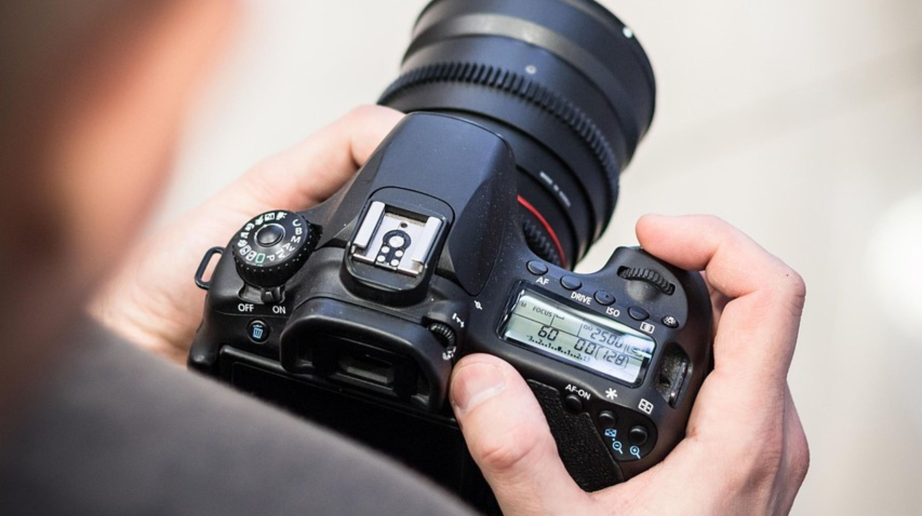 Titelmotiv des Blogartikels zum Thema: Wie erstelle ich Produktbilder für meine Webseite? Tipps und Tricks für perfekte Fotos