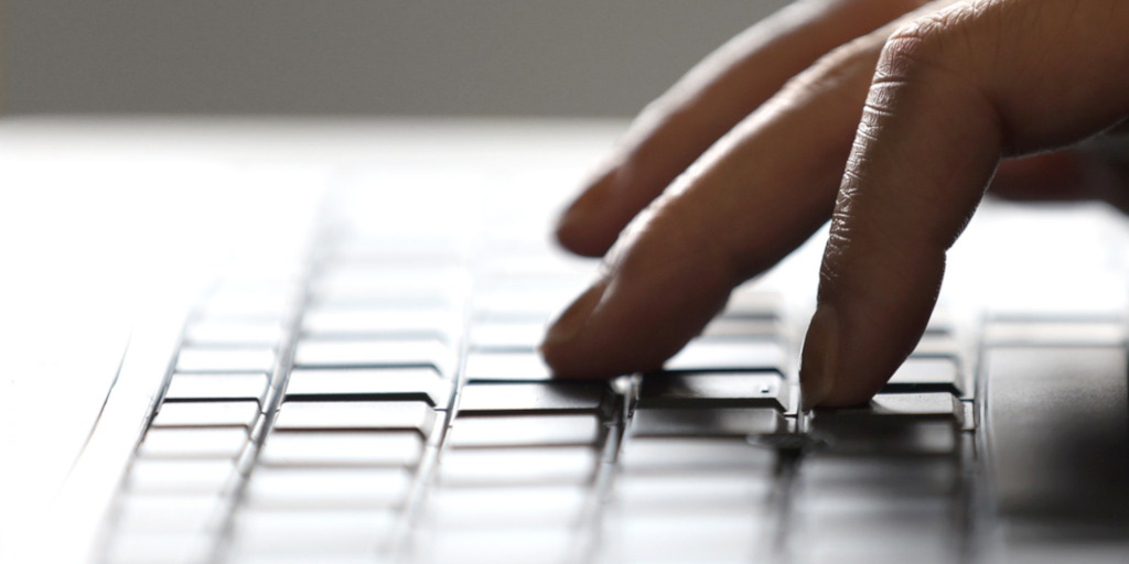 Titelmotiv des Blogartikels zum Thema: Die richtige Domain fürs Online-Business finden und registrieren – so lief mein Weg zur eigenen Webadresse