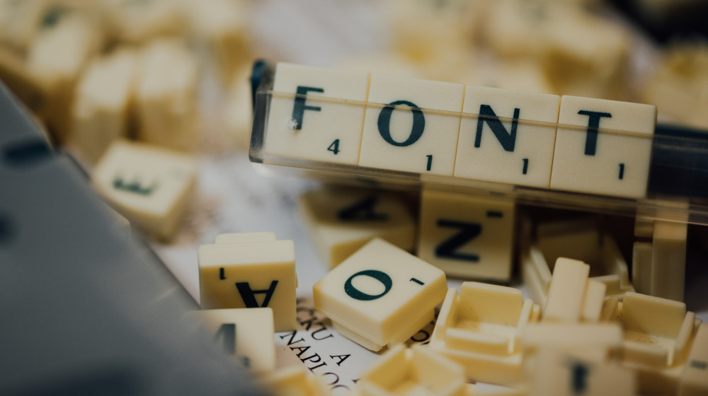Titelmotiv des Blogartikels zum Thema: Web Fonts und Schriftarten erkennen: Die besten Typo-Analyse-Tools