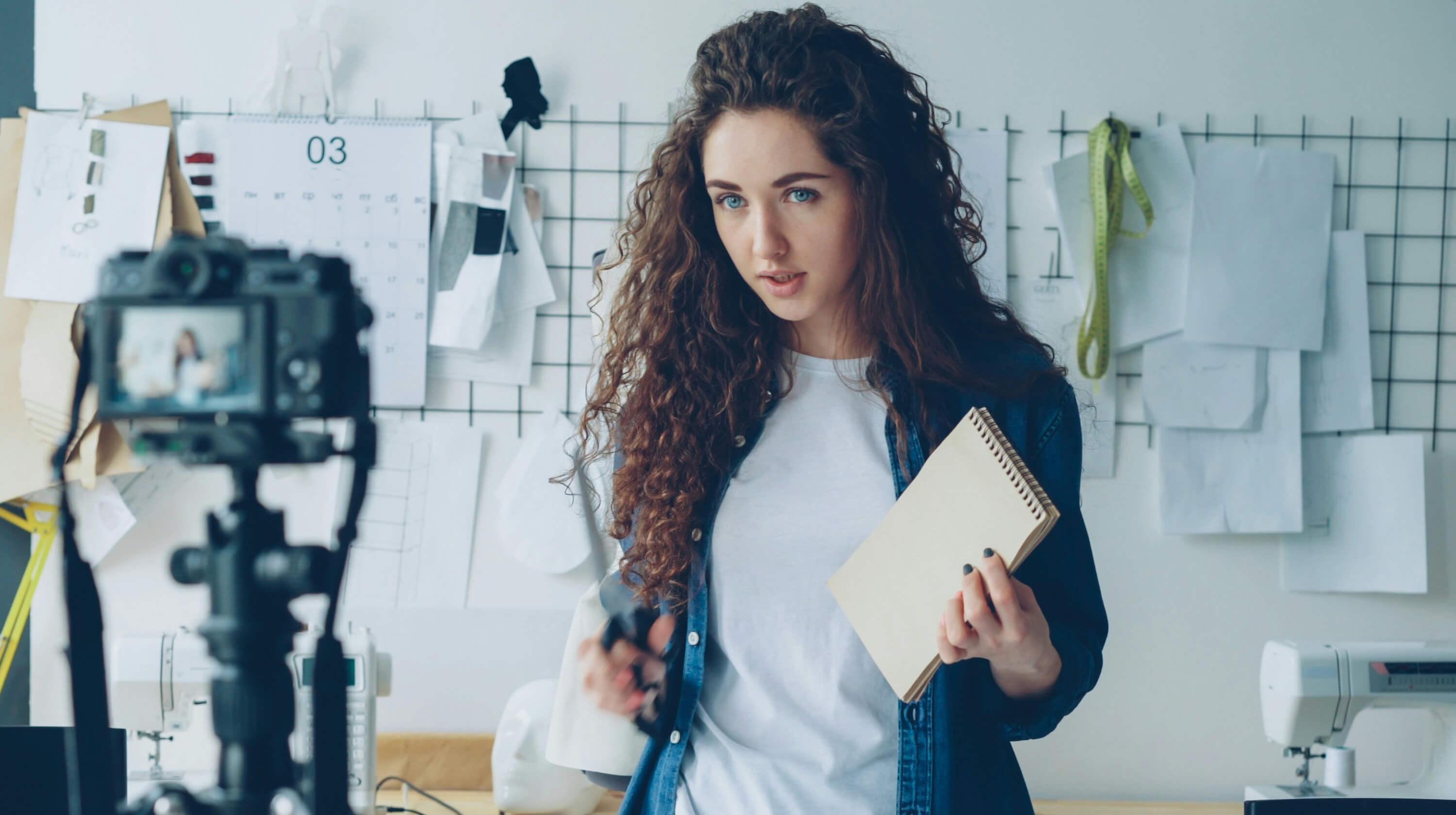 Titelmotiv des Blogartikels zum Thema: Micro-Influencer vs. Macro-Influencer: Wer bringt mehr Reichweite?