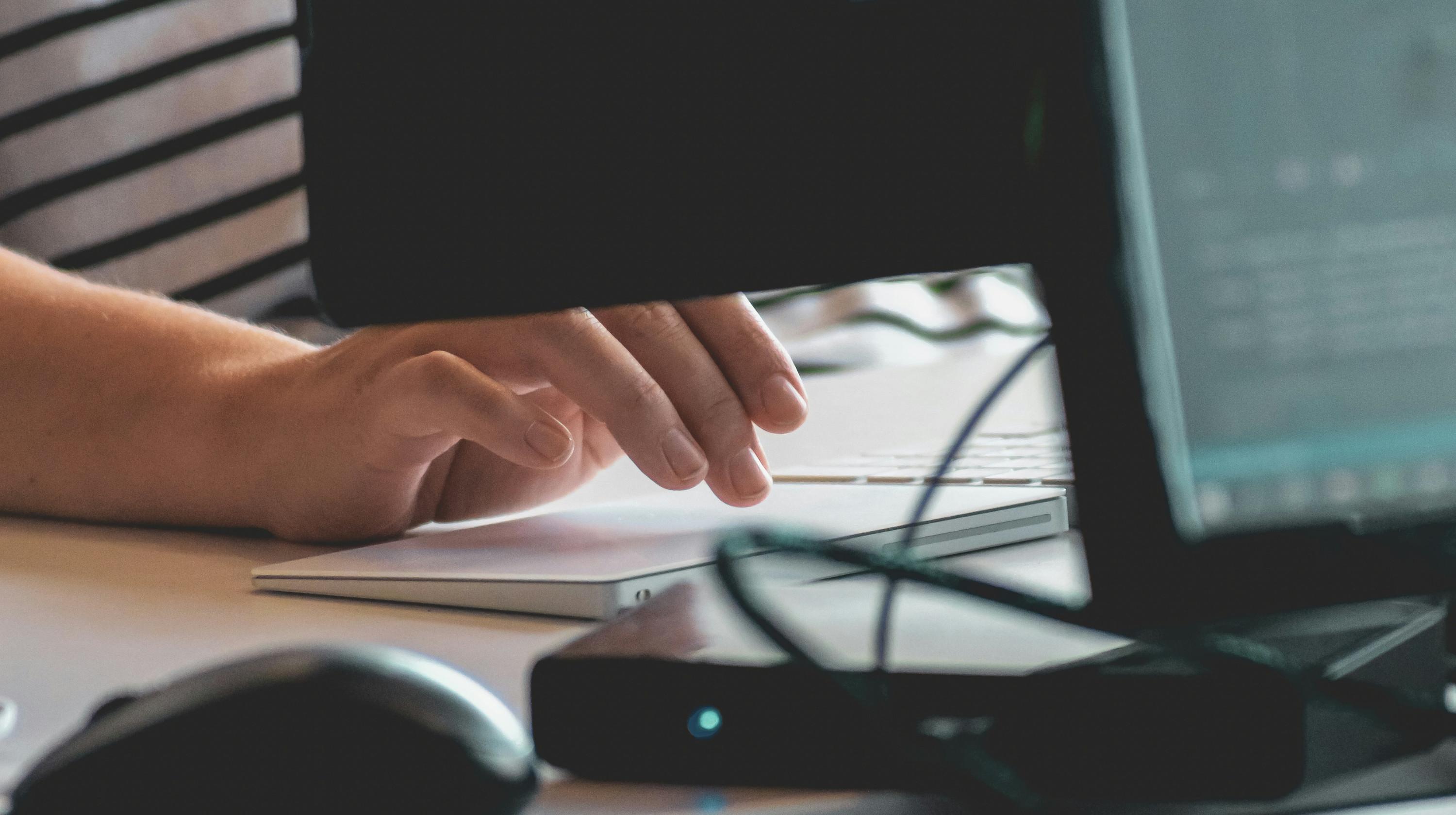 Titelmotiv des Blogartikels zum Thema: Clickbait: Was es ist, Beispiele und wie du es effektiv nutzen kannst