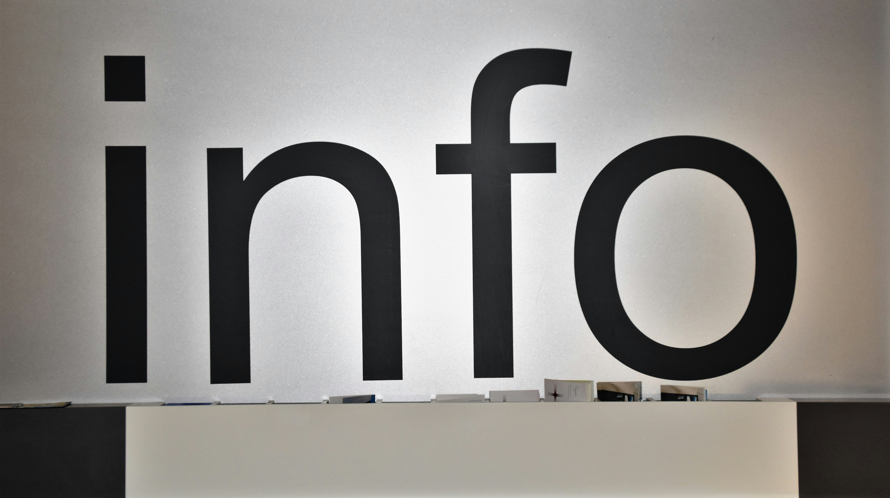 Titelmotiv des Blogartikels zum Thema: Info-Mail erstellen: So richtest du eine professionelle E-Mail-Adresse ein