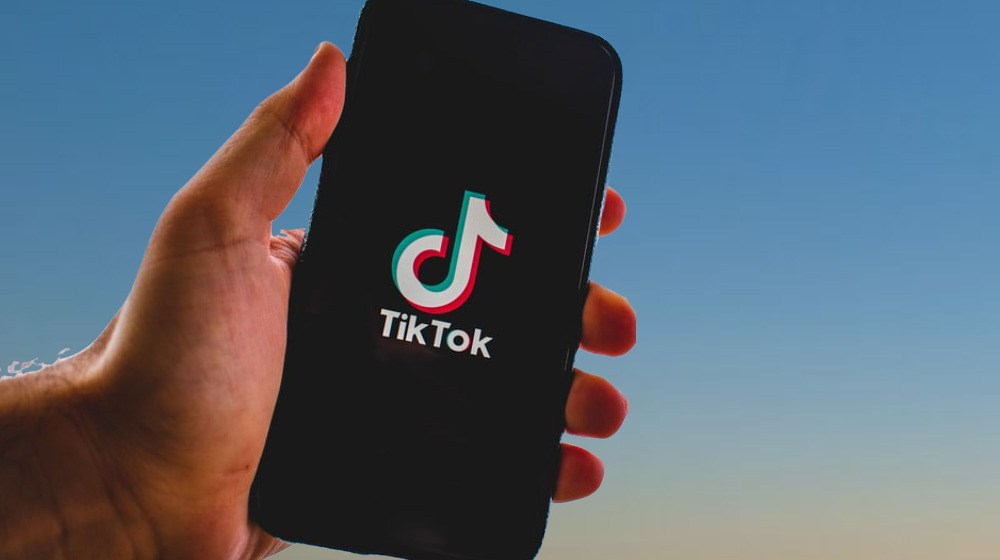Titelmotiv des Blogartikels zum Thema: Erstes Rendezvous mit TikTok: So funktioniert die Überflieger-App!