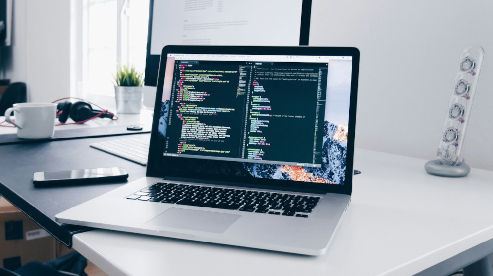 Titelmotiv des Blogartikels zum Thema: Tailwind CSS oder Bootstrap – welches Framework passt zu deinem Projekt?