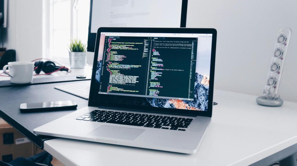 Titelmotiv des Blogartikels zum Thema: Tailwind CSS oder Bootstrap – welches Framework passt zu deinem Projekt?
