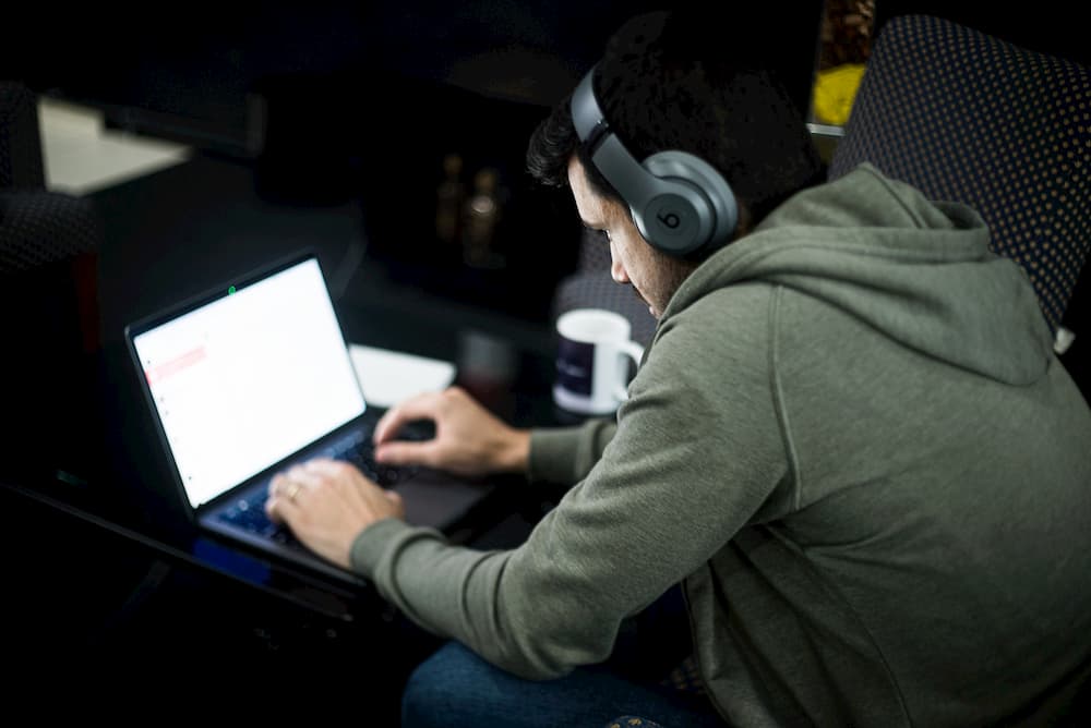 Imagen de un hombre usando un portátil,. herramienta clave para trabajar a distancia con eficacia.