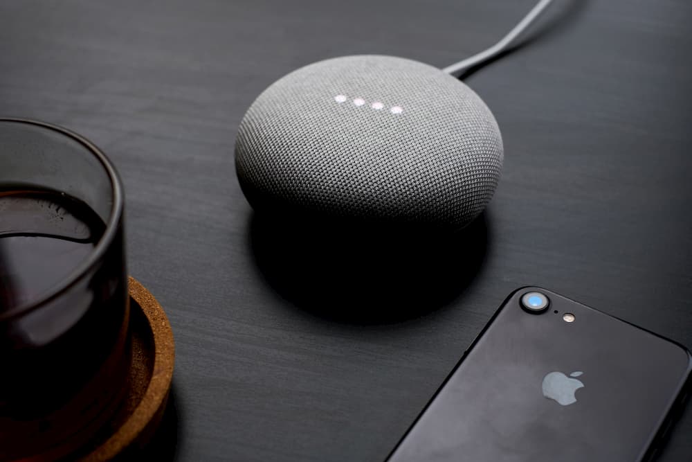 Imagen de un dispositivo Google Home, como una de las tendencias de marketing para 2020