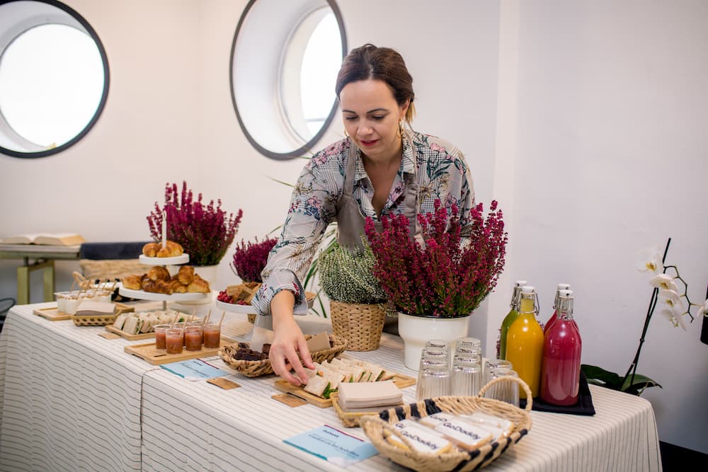 Imagen de Patricia Banquerí de Palmira Nutrición, preparando comida de catering para un evento