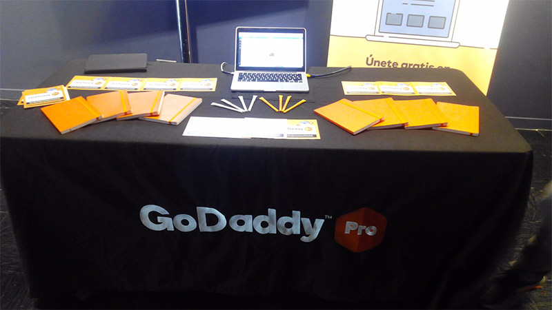 Mesa de GoDaddy Pro con swag