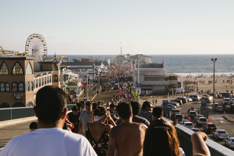 Imagen de una multitud de gente en torno a una fiesta en una playa