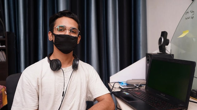 Developer wearing a mask at his desk