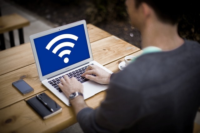 wifi güvenliği laptop wifi sembolü