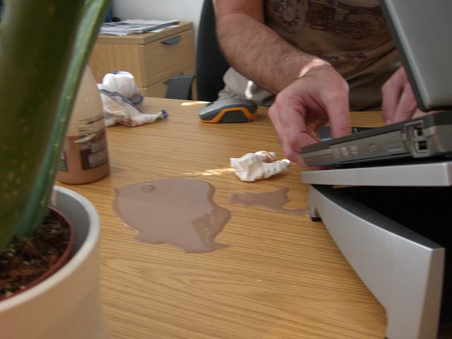 bir ofis masasına dökülmüş kahve fotoğrafı