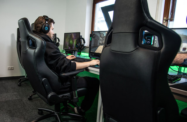 twitch nedir oyun oynayan adam