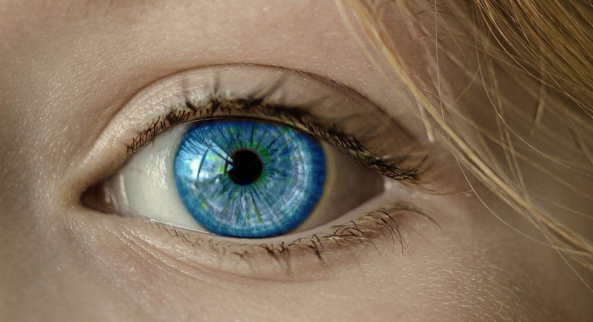 A close up of an eye