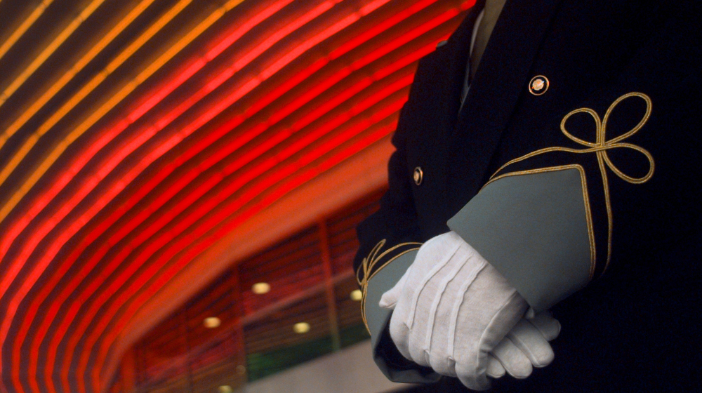 valet with white gloves to represent great WordPress host