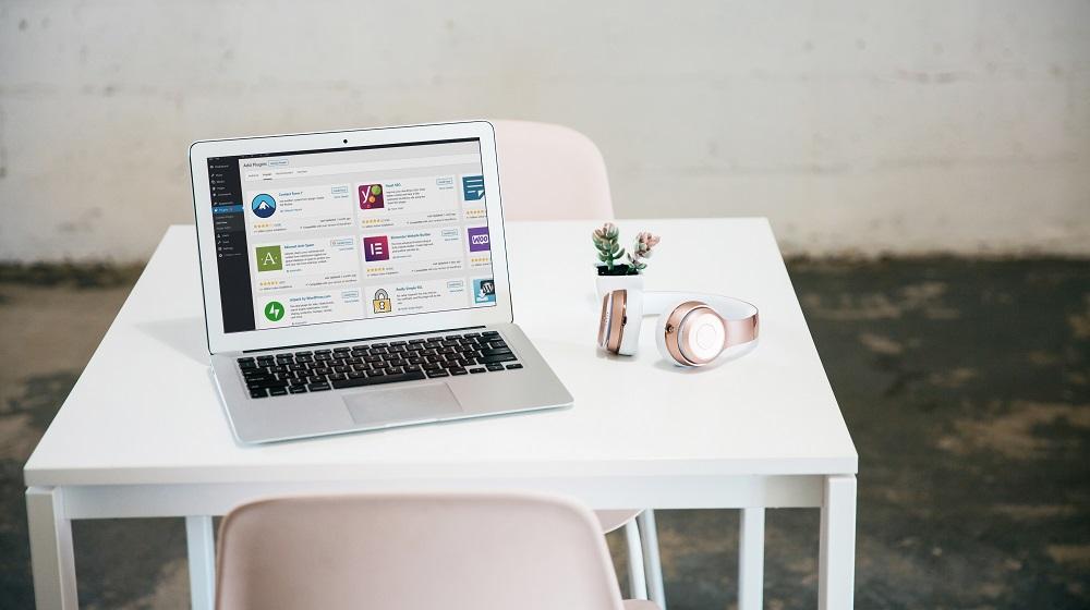 WordPress Plugins For Selling Digital Courses On Laptop