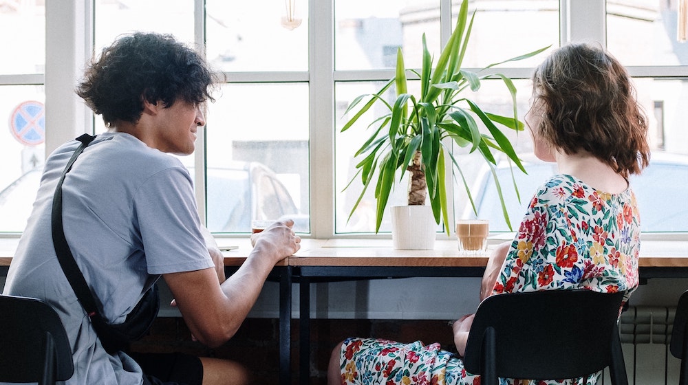 Two people chatting in a coffee shop
