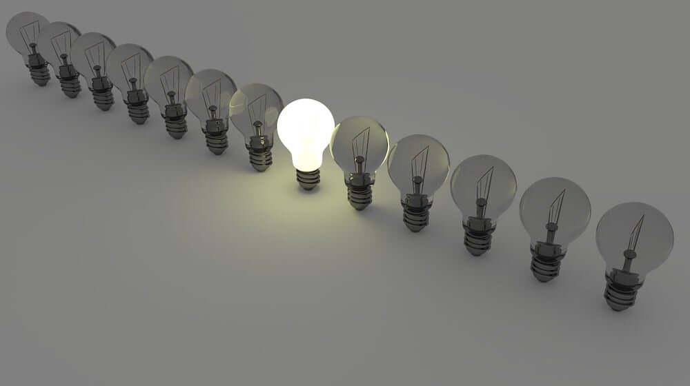 Row of lighbulbs with only one turned on in the center-2
