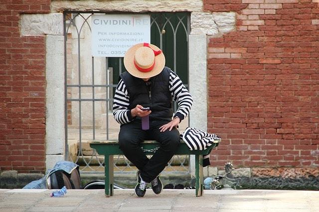 Blog SEO Gondolier Reading Mobile Phone