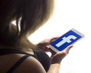 Facebook Retargeting Smartphone