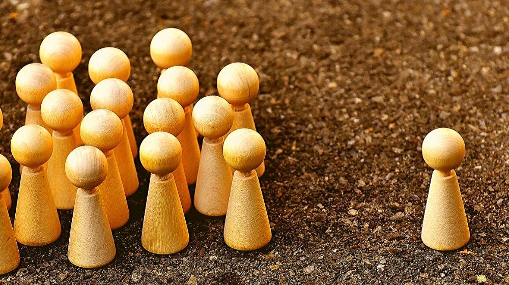 How To Get More Twitter Followers Wooden Pegs Following Leader