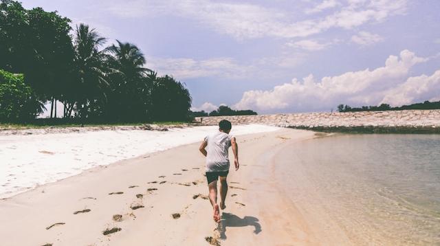 How to Start a Fitness Blog Beach Runner